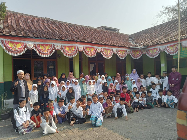 Foto bersama Para Guru dan Murid MI. Foto: dokumen pribadi (dokpri)