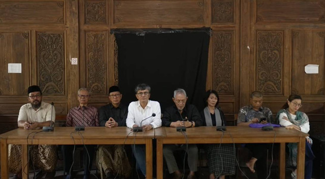 Konfrensi pers sejumlah tokoh usai bertemu Gus Mus atau  K.H. Ahmad Mustofa Bisri. Foto: Youtube/ GITA Kita