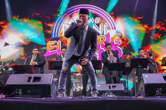 Musisi ternama Ahmad Dhani tampil pada Jazz Goes To Campus di FEB UI, Depok, Jawa Barat, Minggu (12/11). Foto: Iqbal Firdaus/kumparan