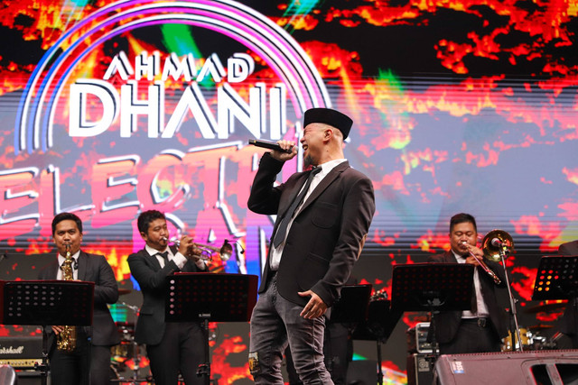 Musisi ternama Ahmad Dhani tampil pada Jazz Goes To Campus di FEB UI, Depok, Jawa Barat, Minggu (12/11). Foto: Iqbal Firdaus/kumparan