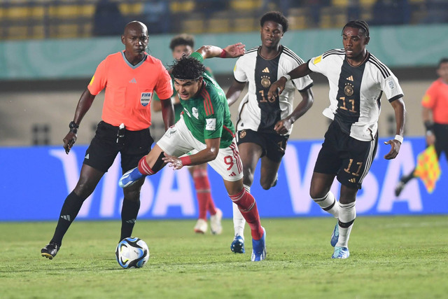 Pesepak bola Timnas Meksiko Stephano Carrillo (depan) menguasai bola dengan dikawal pesepak bola timnas Jerman pada pertandingan babak penyisihan Grup D Piala Dunia U-17 2023 di Stadion Si Jalak Harupat, Kabupaten Bandung, Jawa Barat, Minggu (12/11). Foto: ANTARA FOTO/M Agung Rajasa