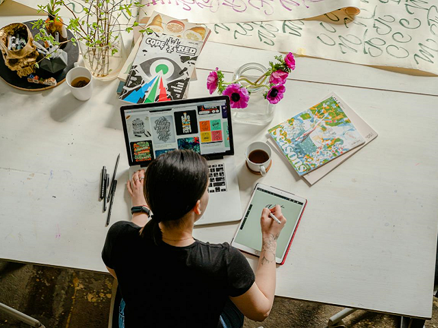 Ilustrasi contoh biografi bahasa Inggris. Sumber: pexels.com/AntoniShkraba.