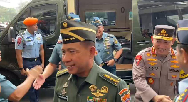 KSAD Jenderal TNI Agus Subiyanto tiba di Gedung DPR didampingi Panglima TNI Laksmana Yudo Margono, KSAL TNI, Laksamana TNI Muhammad Ali, KSAU Marsekal TNI Fadjar Prasetyo dan Kapolri Jenderal Listyo Sigit Prabowo, Senin (13/11). Foto: Zamachsyari/kumparan