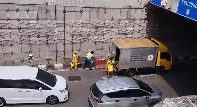 Suasana proses perbaikan penutup saluran air di underpass Mampang selesai, Senin (13/11). Foto: Dok. Istimewa