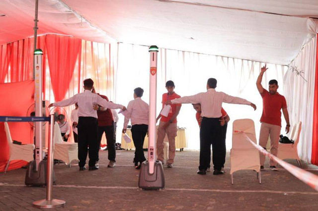 Penggeledahan badan kepada peserta CPNS. Foto: ANTARA/HO-Kanwilkumham Jatim