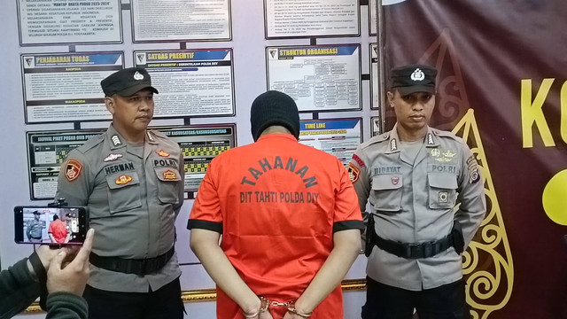 Polda DIY menampilkan pembuat hoaks pelecehan seksual oleh anggota BEM FMIPA UNY, Senin (13/11). Foto: Arfiansyah Panji/kumparan
