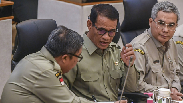Menteri Pertanian Amran Sulaiman (tengah) didampingi Wakil Menteri Harvick Hasnul Qolbi (kanan) mengikuti rapat kerja bersama Komisi IV DPR di Kompleks Parlemen, Senayan, Jakarta, Senin (13/11). Foto: ANTARA FOTO/Galih Pradipta