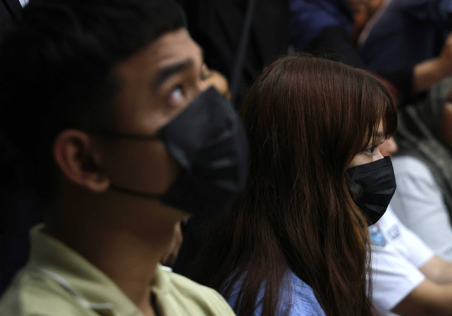 Artis Rebecca Klopper bersama pacarnya Fadli Fausal dan kuasa hukum Sandy Arifin menghadiri sidang perdana terkait pornografi di Pengadilan Negeri Jakarta Selatan, Jakarta, Senin, (13/11/2023). Foto: Agus Apriyanto