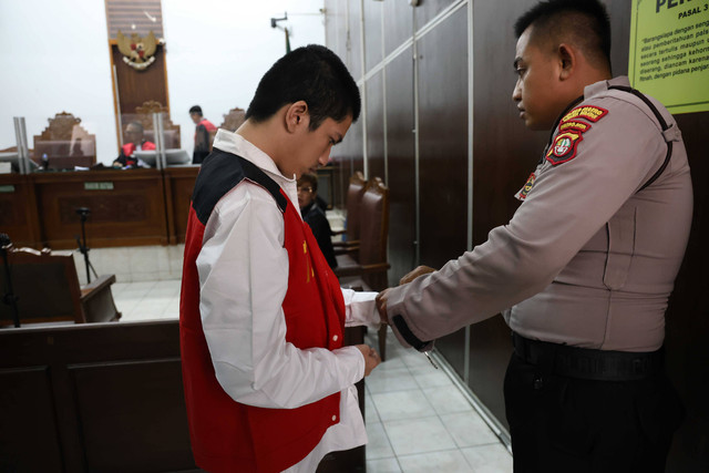 Pelaku penyebaran video porno Rebecca Klopper saat sidang perdana terkait pornografi di Pengadilan Negeri Jakarta Selatan, Jakarta, Senin, (13/11/2023). Foto: Agus Apriyanto