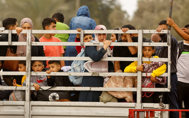 Warga Palestina bergerak ke selatan setelah melarikan diri dari Gaza utara, ketika tank-tank Israel meluncur lebih jauh ke wilayah tersebut. Foto: Ibraheem Abu Mustafa/Reuters