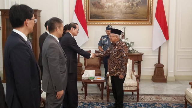 Wakil Presiden Ma'ruf Amin menerima Sekretaris Partai Komunis China Komite Provinsi Zhejiang, Yi Lianhong di Istana Wapres. Foto: Nadia Riso/kumparan