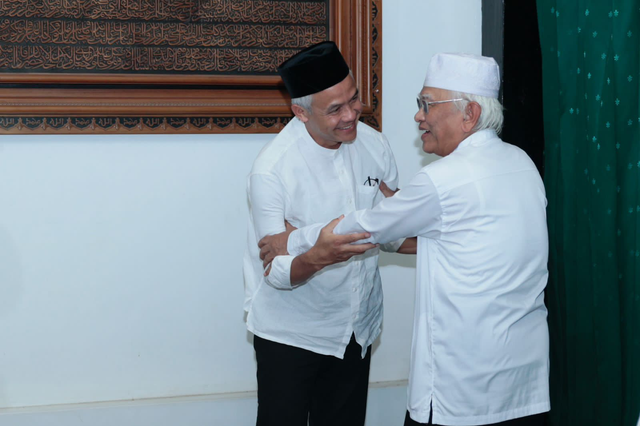Capres Ganjar Pranowo sowan ke kediaman KH Mustofa Bisri atau Gus Mus di Kompleks Ponpes Raudlatut Thalibin, Kelurahan Leteh, Rembang pada Senin (13/11/2023). Foto: Dok. Istimewa
