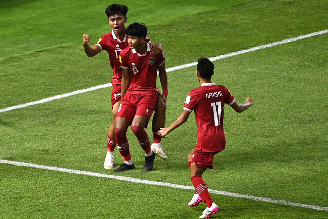 Ekspresi pesepak bola Timnas Indonesia Arkhan Kaka Putra Purwanto (tengah) usai mencetak gol ke gawang Timnas Panama pada pertandingan penyisihan Grup A Piala Dunia U-17 2023 di Stadion Gelora Bung Tomo (GBT), Surabaya, Jawa Timur. Foto: Aditya Pradana Putra/Antara Foto