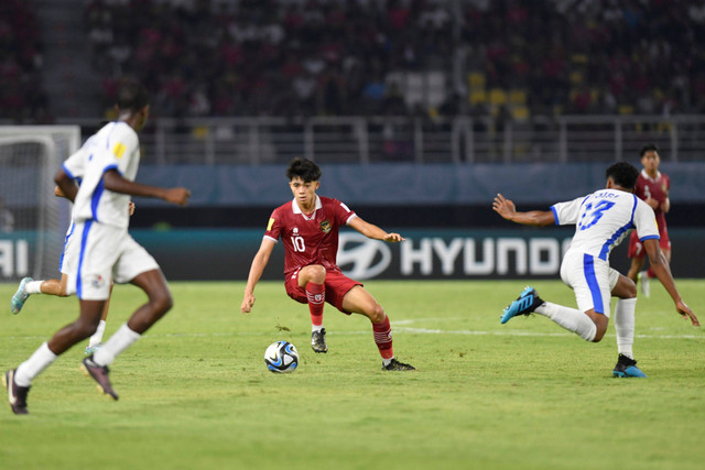 Pesepak bola Timnas Indonesia Da Bin ji (tengah) dihadang beberapa pesepak bola Timnas Panama dalam pertandingan penyisihan Grup A Piala Dunia U-17 2023 di Stadion Gelora Bung Tomo di Stadion Gelora Bung Tomo (GBT), Surabaya, Jatim, Surabaya. Foto: Ariboowo Sucipto/Antara Foto