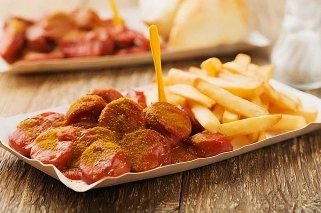 Makanan Currywurst (Sumber: https://www.shutterstock.com/image-photo/traditional-german-currywurst-served-chips-260nw-556175905.jpg)