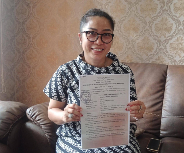 Kuasa hukum korban dugaan kasus penipuan proyek fiktif, Hetta Mahendarti Latumeten menunjukkan salinan petikan putusan MA. Foto: Tarjoni/Ciremaitoday