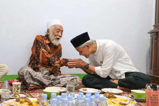 Ganjar Pranowo bersilaturahmi ke kediaman Abuya Muhtadi di Pondok Pesantren Roudatul Ulum, Kampung Cidahu, Dusun Tanagara, Kec. Cadasari, Kab. Pandeglang, Prov. Banten, Senin (13/11/2023). Foto: Dok. Istimewa