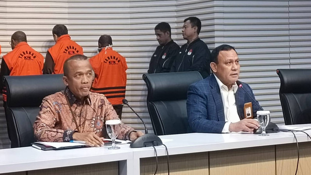 Ketua KPK Firli Bahuri pimpinan konpers penahanan OTT Pj Bupati Sorong, Selasa (14/11/2023). Foto: Hedi/kumparan