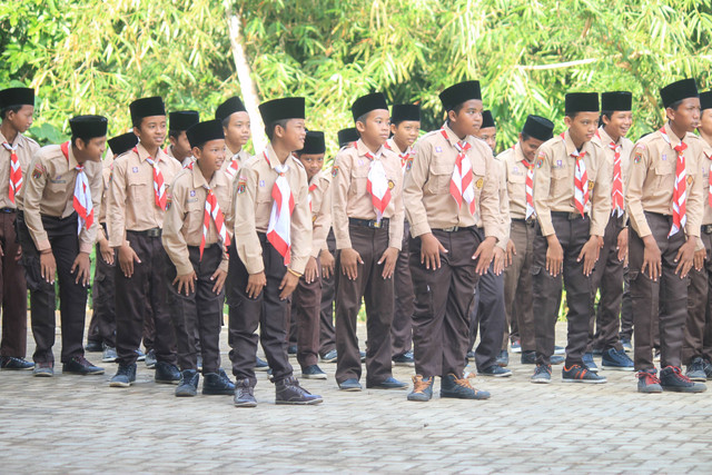 Ilustrasi Yel-Yel Pramuka Regu Elang. Foto: Unsplash/Mufid Majnun