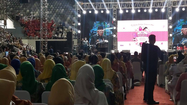 Wakil Presiden Ma'ruf Amin di Kick Off Hari Ibu Nasional di Istora Senayan, Jakarta, Selasa (14/11/2023). Foto: Nadia Riso/kumparan