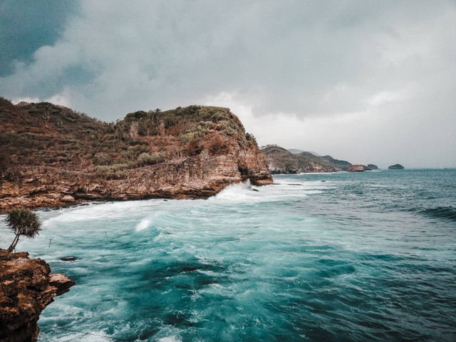 Ilustrasi Pantai Midodaren. Sumber: Unsplash/Aaron Kiru