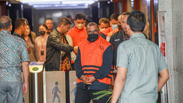 Pj Bupati Sorong, Yan Piet Mosso, mengenakan baju tahanan usai ditetapkan sebagai tersangka kasus dugaan suap terkait pengondisian temuan laporan pemeriksaan BK untuk wilayah Provinsi Papua Barat Tahun Anggaran 2023, Selasa (14/11/2023). Foto: Aditia Noviansyah/kumparan
