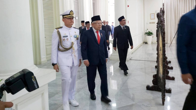 Wakil Presiden Ma'ruf Amin memberikan Tanda Kehormatan Bintang Yudha Dharma Utama ke Panglima TNI Laksamana TNI Yudo Margono, Selasa (14/11/2023). Foto: Nadia Riso/kumparan