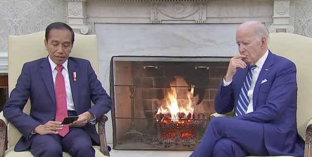 Ekspresi Joe Biden saat Jokowi meminta AS membantu menghentikan kekejaman di Gaza dan genjatan senjata dalam pertemuan di Gedung Putih, Senin (13/11/2023). Foto: Dok. PBS NewsHour