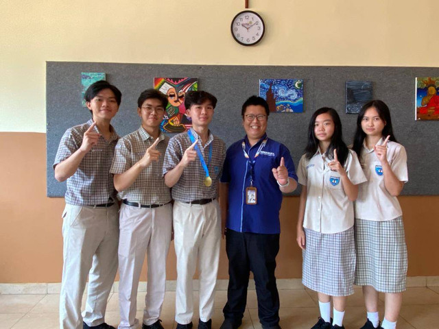 Tim SMA Imanuel Pontianak yang Mendapat Medali Emas di Internatioal Science and Invention Fair 2023. Foto: Yulia Ramadhiyanti/Hi!Pontianak 