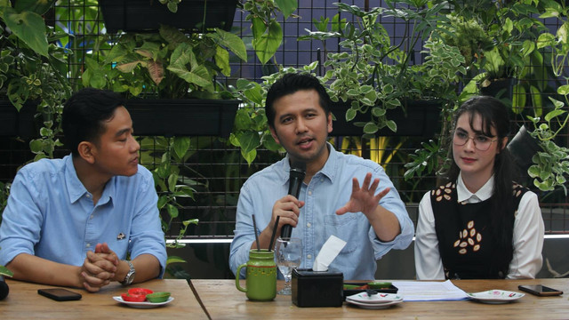 Cawapres Koalisi Indonesia Maju Gibran Rakabuming Raka menunjuk Wakil Gubernur Jawa Timur, Emil Dardak dan istrinya, Arumi Bachsin menjadi Jubir Kampanye di Area 47, Menteng, Jakarta Pusat, Selasa (14/11). Foto: Aditia Noviansyah/kumparan