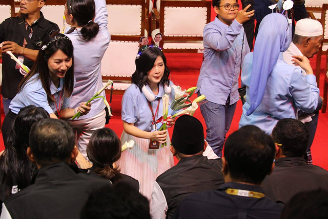 Grace Natalie bagikan bunga di plataran gedung KPU RI jelang sidang pleno terbuka pengundian dan penetapan nomer urut pasangan calon presiden dan wakil presiden pada pemilu tahun 2024. Foto: Aditia Noviansyah/kumparan