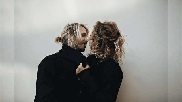 Terlalu lekat pada pasangan merupakan salah satu tanda toxic relationship. Foto: lookstudio/Freepik