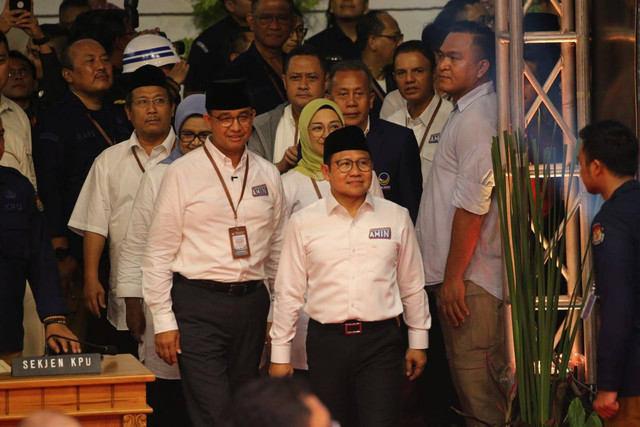 Calon presiden Anies Baswedan dan Wakilnya Muhaimin Iskandar menghadiri pengundian nomor urut pasangan capres-cawapres di gedung Komisi Pemilihan Umum (KPU) RI, Jakarta, Selasa (14/11).  Foto: Aditia Noviansyah/kumparan