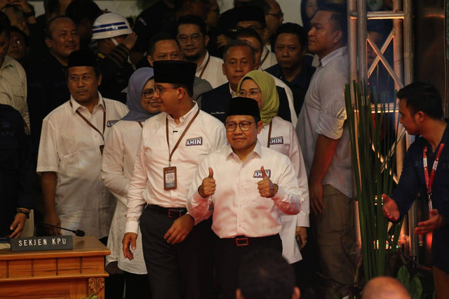 Calon presiden Anies Baswedan dan Wakilnya Muhaimin Iskandar menghadiri pengundian nomor urut pasangan capres-cawapres di gedung Komisi Pemilihan Umum (KPU) RI, Jakarta, Selasa (14/11).  Foto: Aditia Noviansyah/kumparan