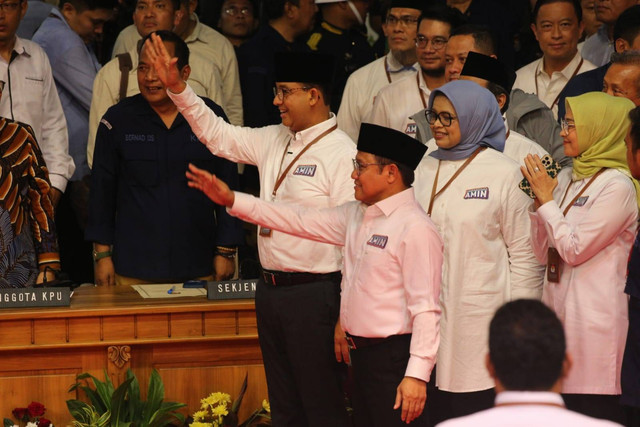 Calon presiden Anies Baswedan dan Wakilnya Muhaimin Iskandar menghadiri pengundian nomor urut pasangan capres-cawapres di gedung Komisi Pemilihan Umum (KPU) RI, Jakarta, Selasa (14/11).  Foto: Aditia Noviansyah/kumparan