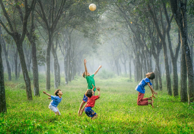 Ilustrasi Wujud Kesatuan Bangsa dalam Aspek Sosial. Sumber: Unsplash.com/Robert Collins