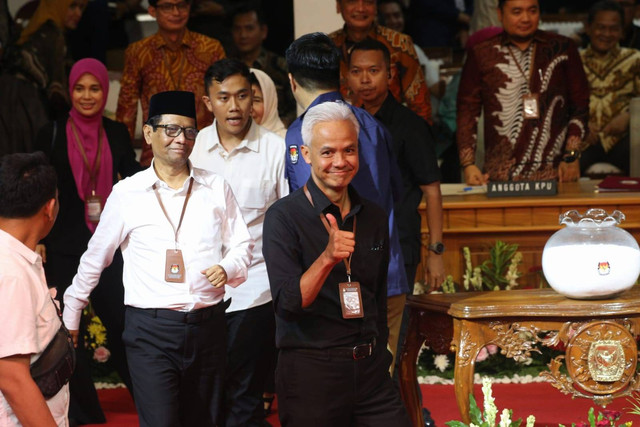 Calon presiden Ganjar Pranowo-Mahfud Md menghadiri pengundian nomor urut pasangan capres-cawapres di gedung Komisi Pemilihan Umum (KPU) RI, Jakarta, Selasa (14/11).  Foto: Aditia Noviansyah/kumparan