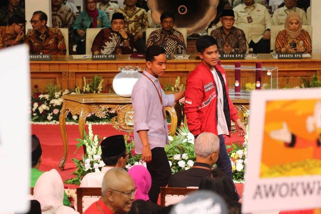 Momen Kaesang menyalami Megawati Soekarnoputri yang didampingi oleh Gibran Rakabuming Raka di acara pengundian nomor urut pasangan capres-cawapres di KPU RI, Jakarta, Selasa (14/11/2023). Foto: Aditia Noviansyah/kumparan