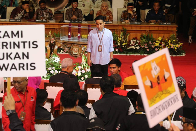 Momen Kaesang menyalami Megawati yang didampingi oleh Gibran di acara pengundian nomor urut pasangan capres-cawapres di gedung Komisi Pemilihan Umum (KPU) RI, Jakarta, Selasa (14/11). Foto: Aditia Noviansyah/kumparan