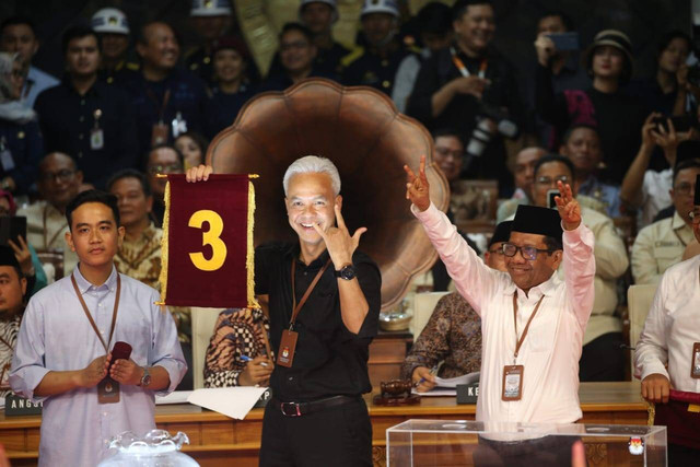 Capres Ganjar Pranowo dan Cawapres Mahfud MD usai pengambilan nomor urut Capres Cawapres di KPU RI Foto: Aditia Noviansyah/kumparan