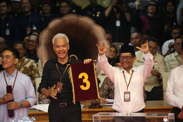 Capres Ganjar Pranowo dan Cawapres Mahfud MD usai pengambilan nomor urut Capres Cawapres di KPU RI Foto: Aditia Noviansyah/kumparan