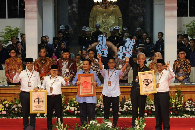 Pasangan calon presiden dan wakil presiden Anies Baswedan-Muhaimin Iskandar (Cak Imin), Ganjar Pranowo-Mahfud MD, dan Prabowo Subianto-Gibran Rakabuming Raka menunjukkan nomor urut pemilihan umum 2024, di KPU RI, Jakarta, Selasa (14/11/2023). Foto: Aditia Noviansyah/kumparan
