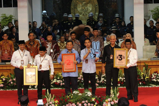 Pasangan calon presiden dan wakil presiden Anies Baswedan-Muhaimin Iskandar (Cak Imin), Ganjar Pranowo-Mahfud Md, dan Prabowo Subianto-Gibran Rakabuming Raka menunjukkan nomor urut pemilihan umum 2024. Foto: Aditia Noviansyah/kumparan