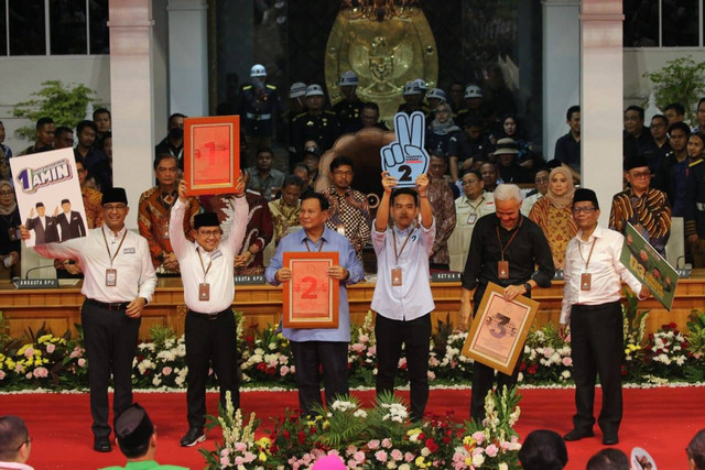 Pasangan calon presiden dan wakil presiden Anies Baswedan-Muhaimin Iskandar (Cak Imin), Ganjar Pranowo-Mahfud Md, dan Prabowo Subianto-Gibran Rakabuming Raka menunjukkan nomor urut pemilihan umum 2024. Foto: Aditia Noviansyah/kumparan