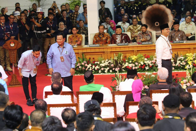 Cawapres Gibran Rakabuming Raka memberikan hormat kepada ketua parpol yang hadir di acara pengundian nomor urut ketiga pasangan capres-cawapres di KPU RI. Foto: Aditia Noviansyah/kumparan