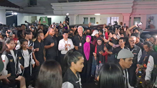 Ganjar-Mahfud menonton flashmob relawan muda usai penenetapan nomor urut di KPU. Foto: Annisa Thahira Madina/kumparan
