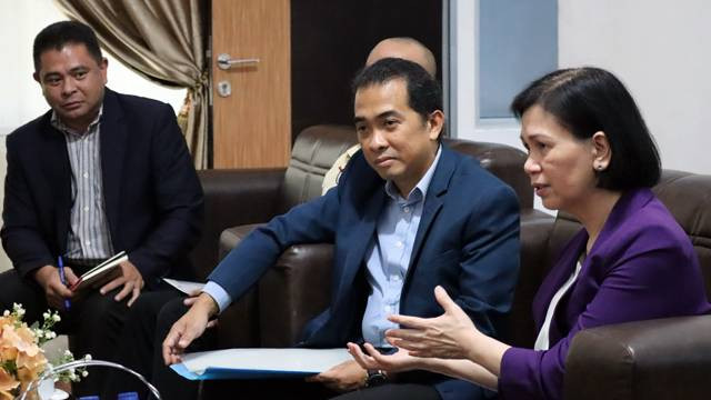 Konsulat Jenderal (Konjen) Filipina saat melakukan kunjungan ke kantor wilayah Kemenkumham Sulawesi Utara untuk membahas kewarganegaraan warga keturunan Indonesia-Filipina yang ada di Sulut.