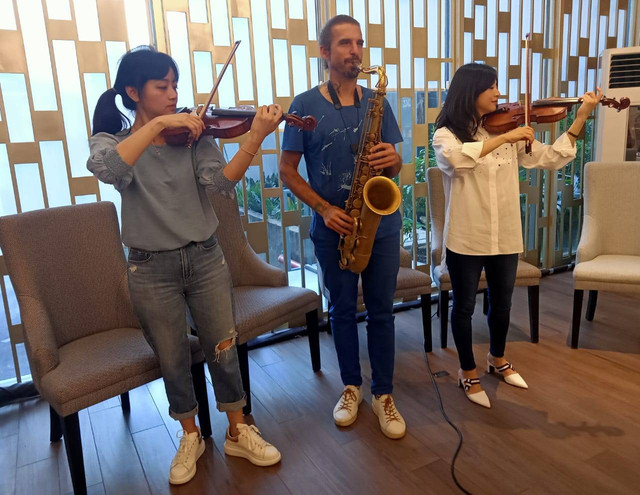 Sesi latihan musisi jazz asal Prancis Samy Thiébault bersama musisi muda Surabaya. Foto: Masruroh/Basra