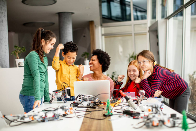 Gambaran Pembelajaran Berbasis Proyek dengan mimik wajah gembira dan asyik dalam belajar. Sumber : Shutterstock
