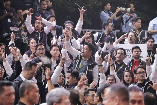 Banteng Muda Indonesia (BMI) dalam menyambut terpilihnya nomor urut 3 untuk Ganjar-Mahfud di Gedung Komisi Pemilihan Umum (KPU) RI, Jakarta Pusat. Foto: Dok. Istimewa